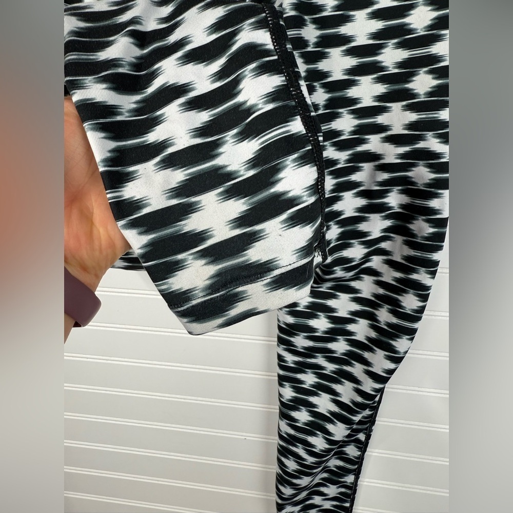 Nike women’s relay Dri-Fit black & white pattern athletic legging. Size small - Picture 7 of 10
